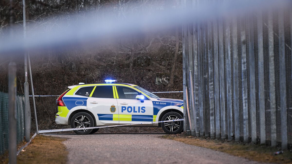Teenager shot in Huddinge, very seriously injured