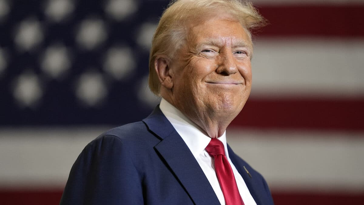 Collector's coin with Donald Trump portrait approved