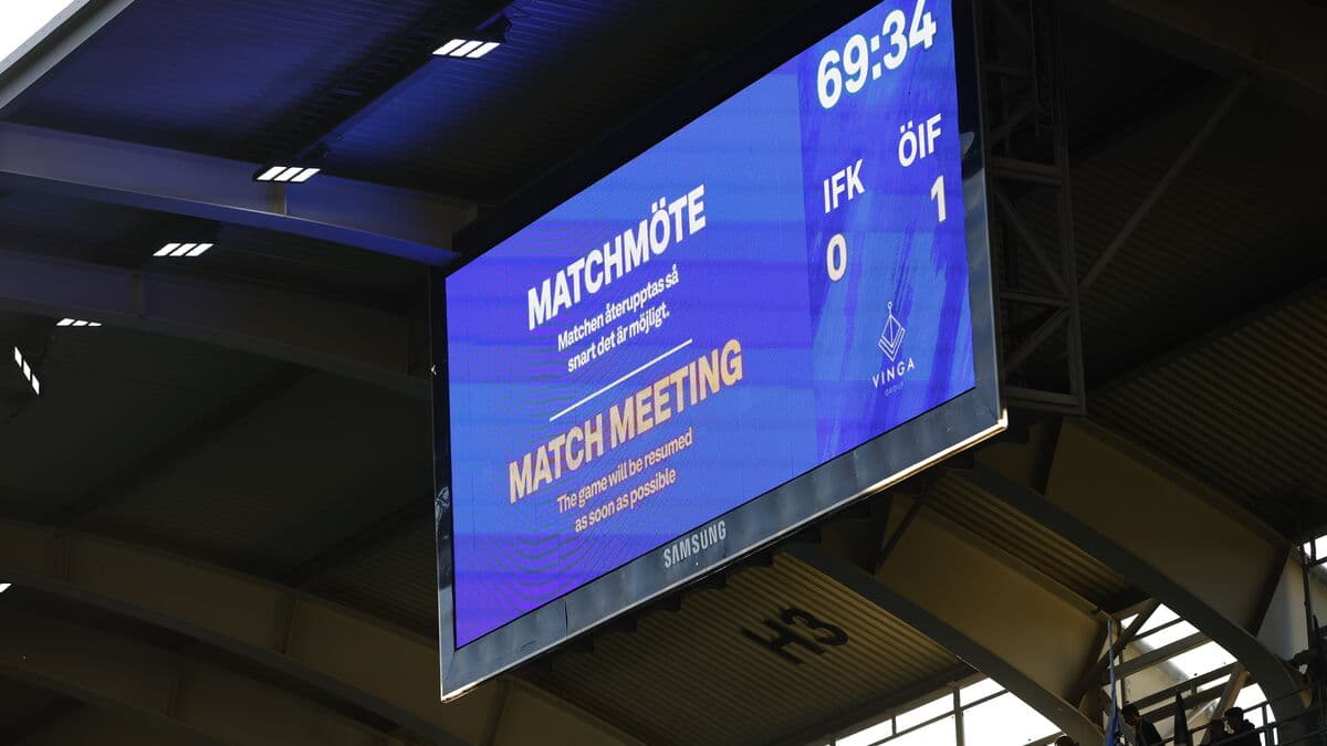 Blue and White require a quarter of a million kronor from plane stormer