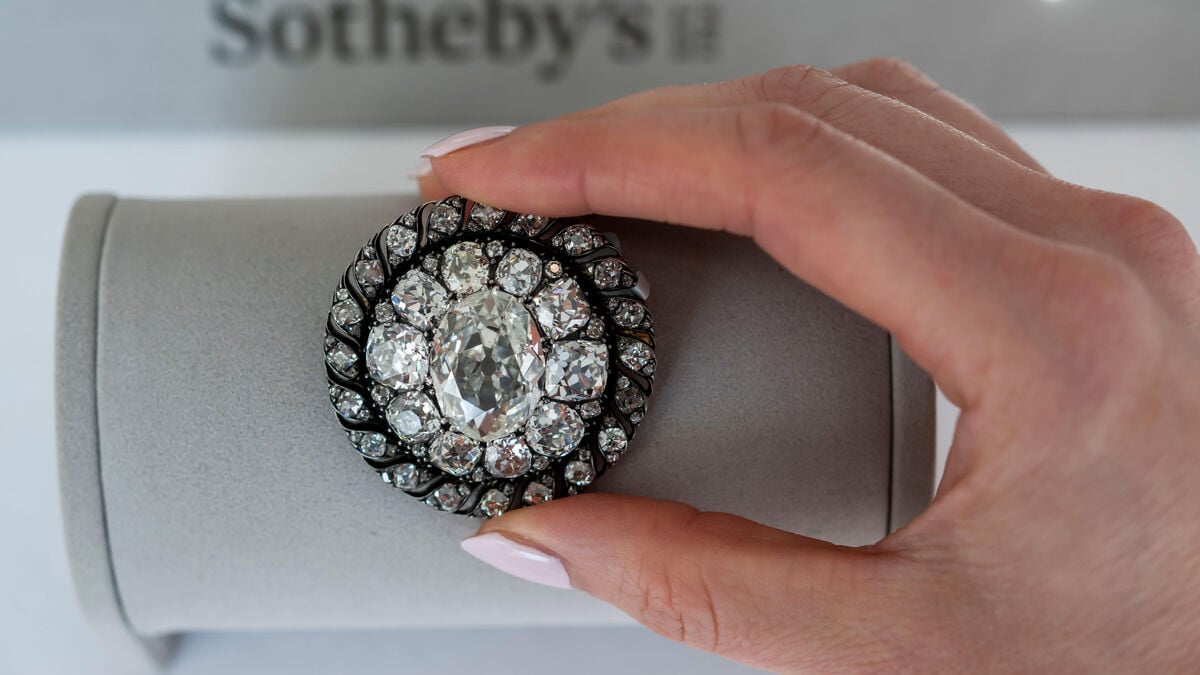 Napoleon's lost brooch sold for a huge sum