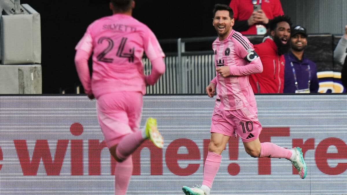 Lionel Messi scores 900th career goal