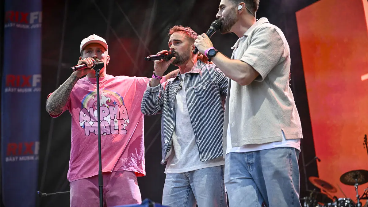 E.M.D. goes on Christmas tour and releases Christmas song