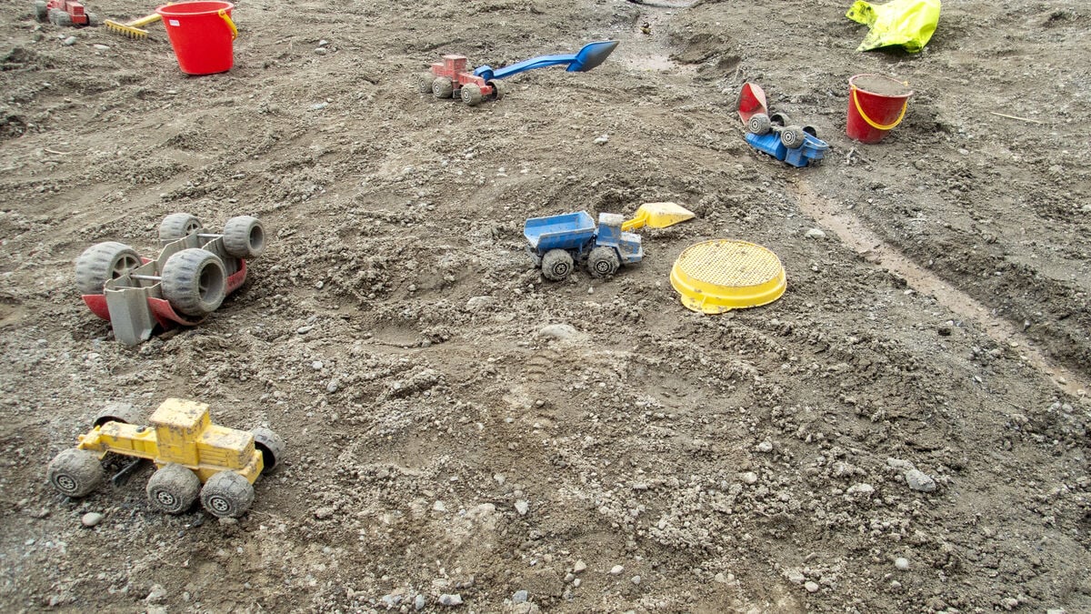 Schools close – asbestos found in sandboxes