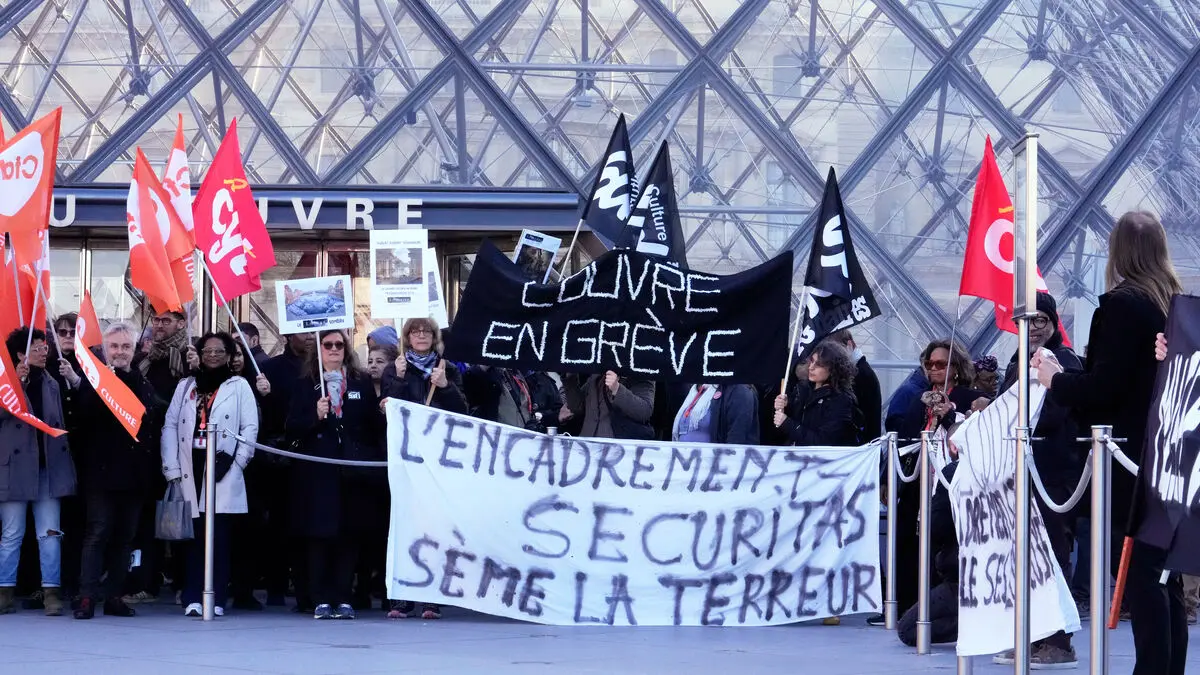 Striking staff close the Louvre