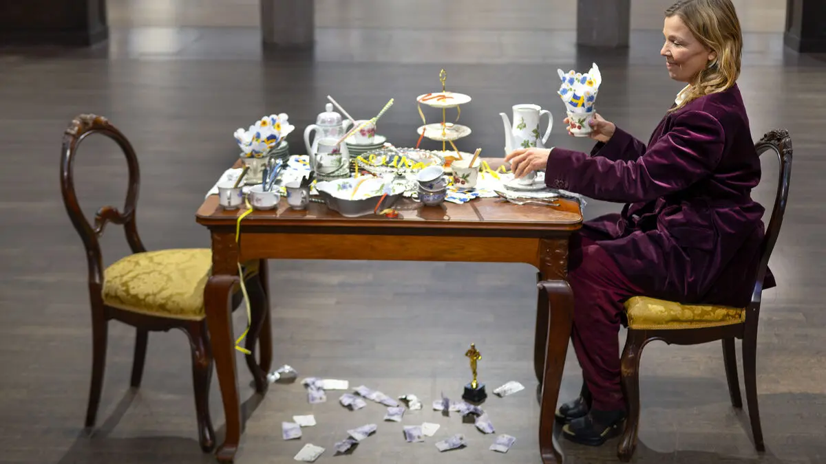 Young spring salon - a news feed on acid