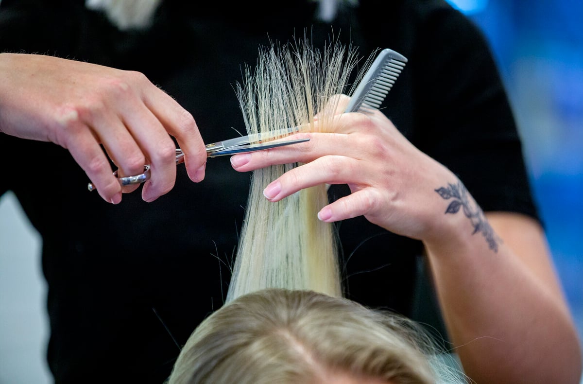 Service Sector Slows as Index Drops Below 50 in Sweden