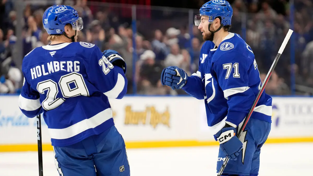 Holmberg scores as Tampa Bay loses huge lead to Montreal