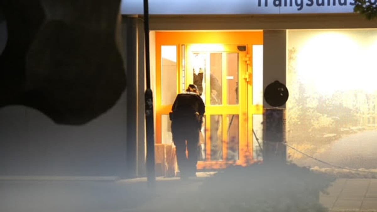 Police hunt suspect after shooting through apartment door in Huddinge