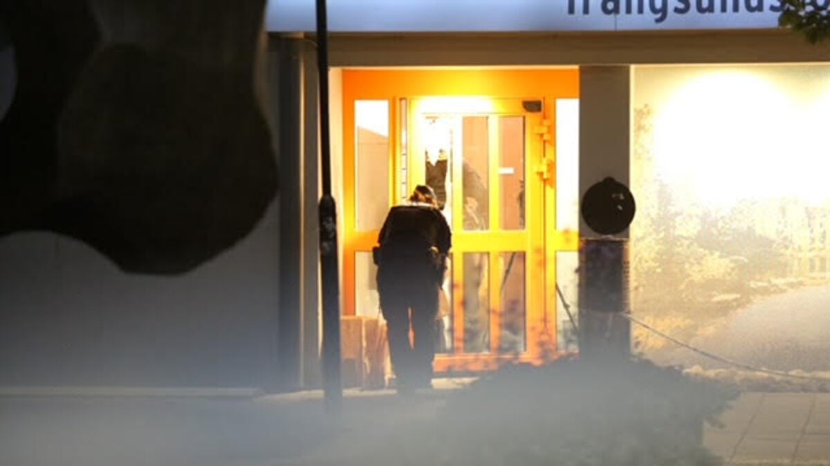 Police hunt suspect after shooting through apartment door in Huddinge