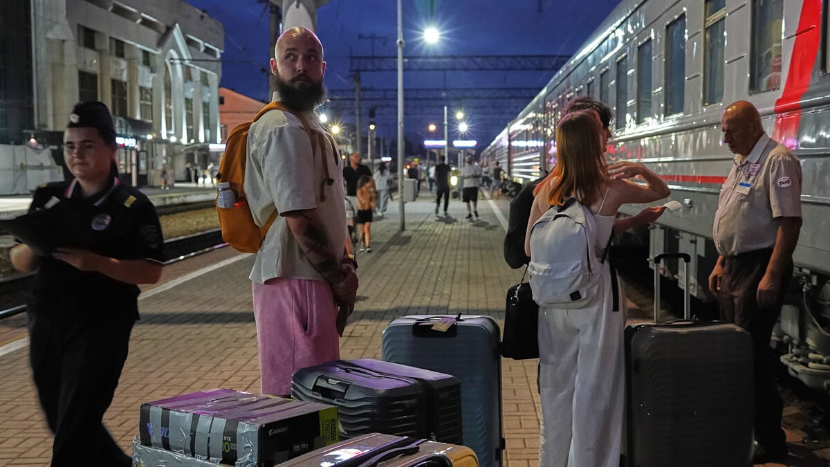 Fear of new mobilization, tighter controls drive more Russians to leave the country