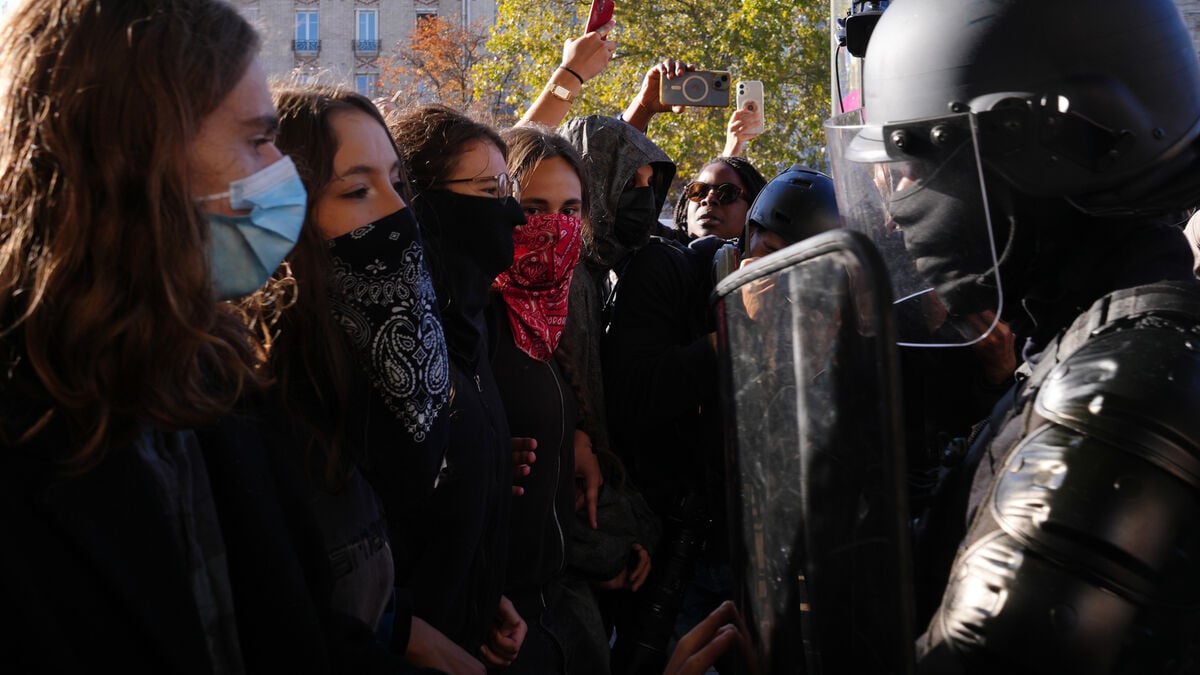 Police Fire Tear Gas at Barricaded High School as Protests Spread Across France