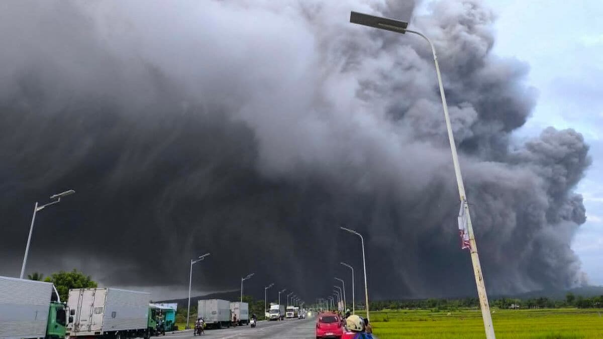 Risk of eruption at Mayon volcano, thousands evacuated