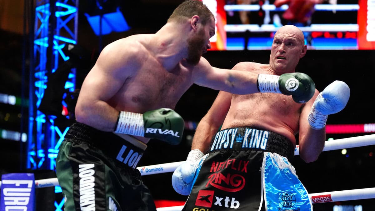 Tyson Fury wins unanimous decision in comeback against Arslanbek Machmudov