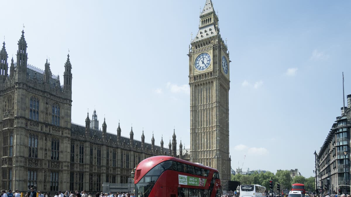UK economy grows 0.1% in May, beating forecasts