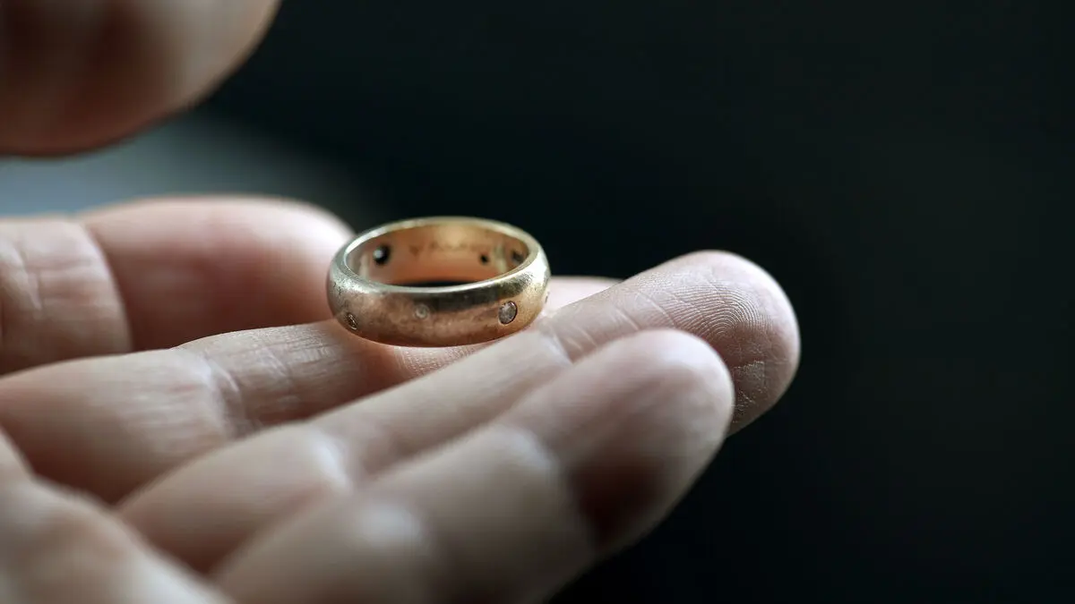 Wedding ring disappeared from police station – employee charged