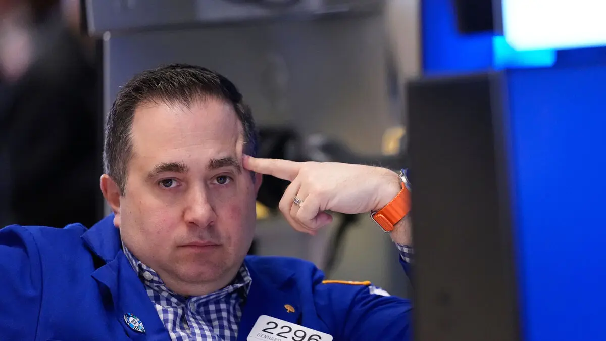 Wall Street falls on oil and jobs data