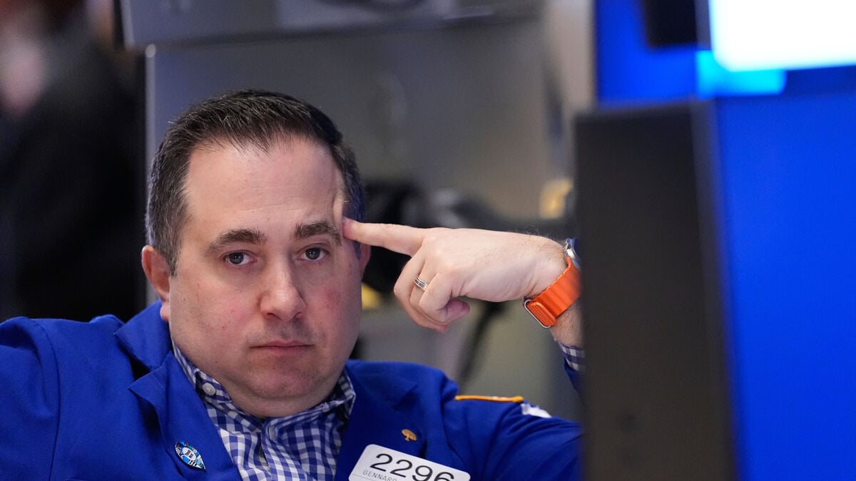 Wall Street falls on oil and jobs data