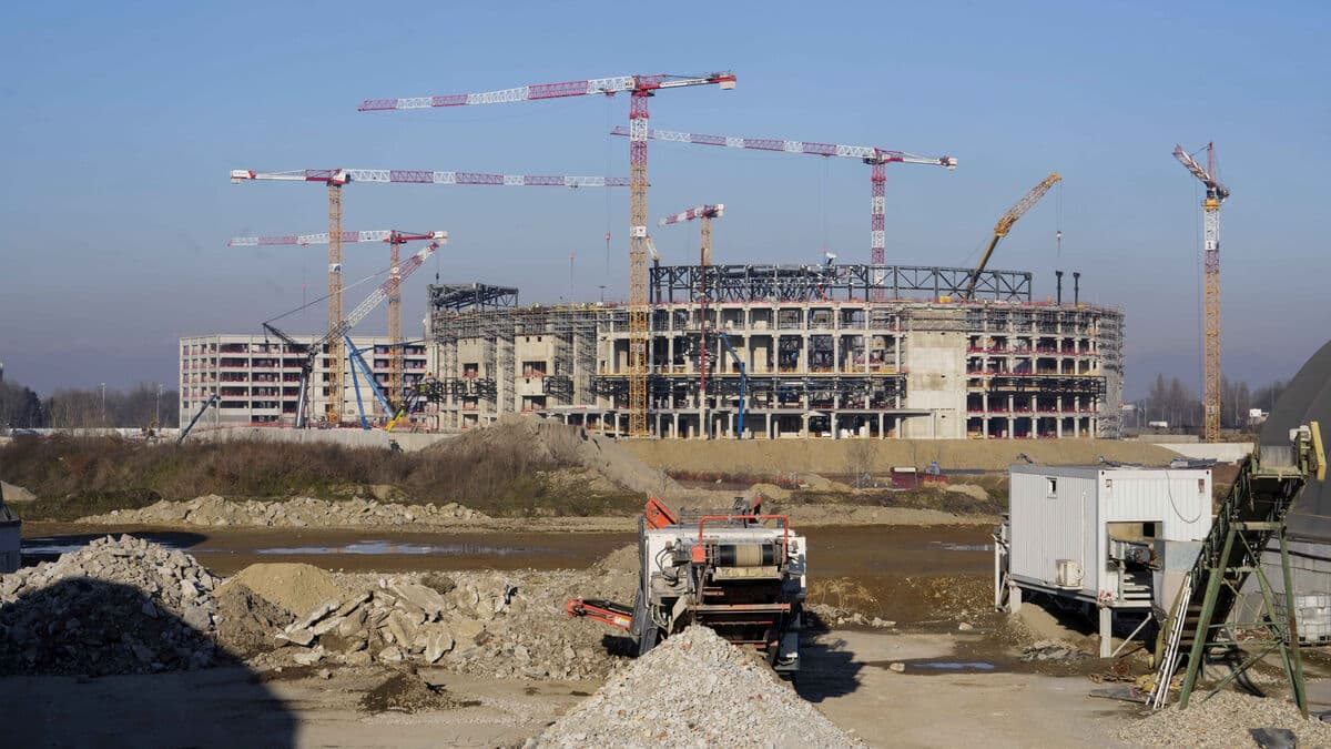 Delayed Milano Hockey Arena Raises Concerns for NHL and Olympics