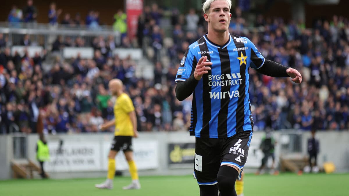 Sirius confirm final negotiations to sell top scorer Robbie Ure to Sevilla