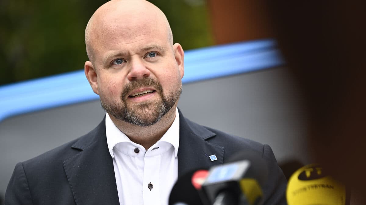 Peter Kullgren and Lars Adaktusson look set to miss Riksdag seats as vote counts continue