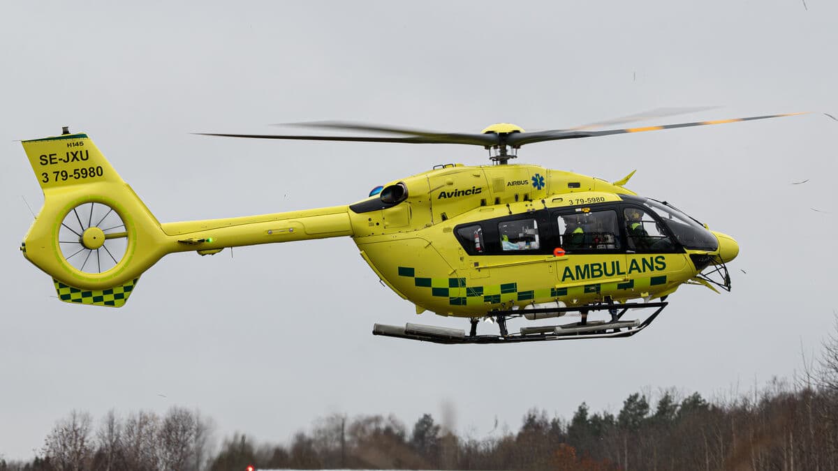 Teenage boy in snowmobile accident north of Torneträsk has life-threatening injuries