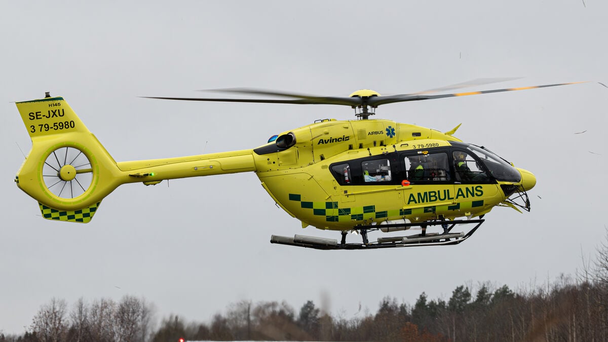 Teenage boy in snowmobile accident north of Torneträsk has life-threatening injuries