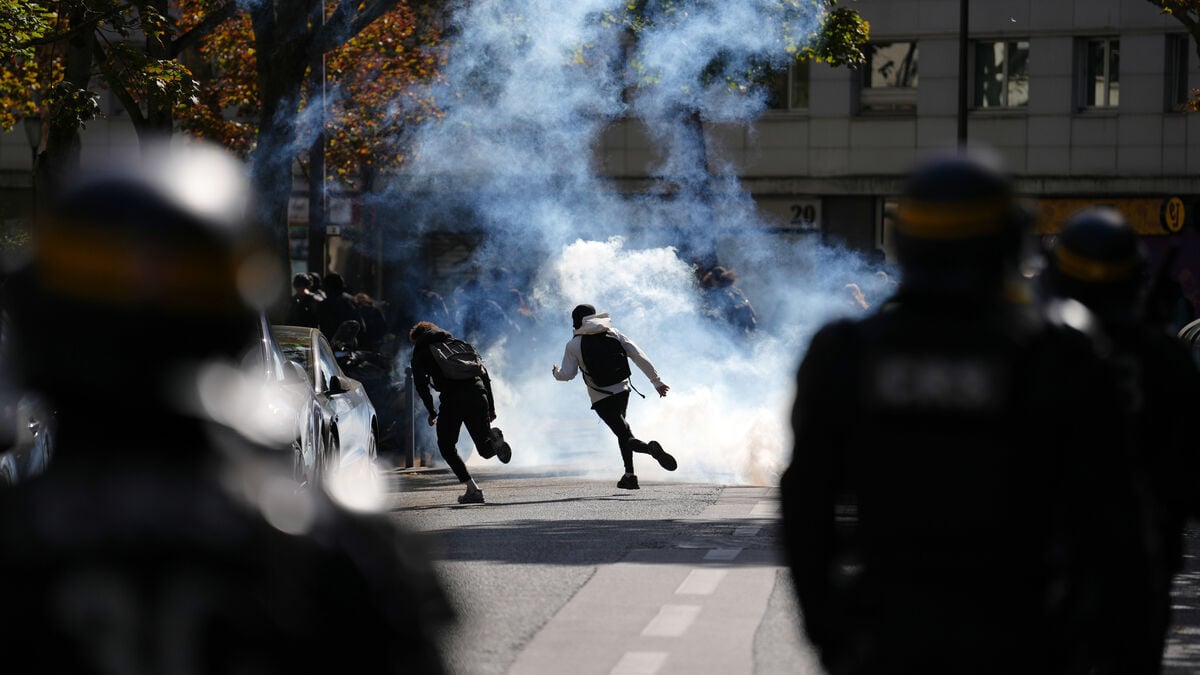 Between 400 and 500 French schools closed on Monday after protests
