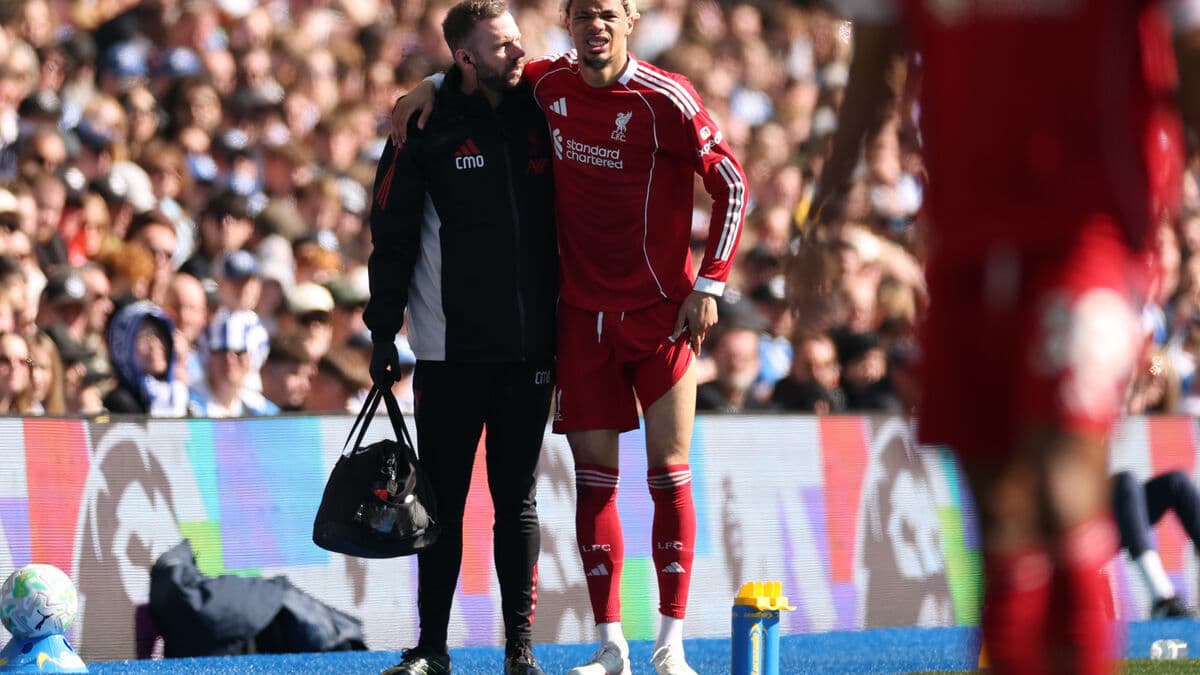Hugo Ekitike injured as Liverpool fall 2-1 to Brighton