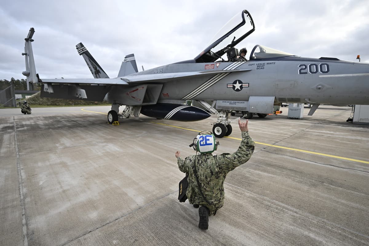 US Fighter Jet Valued at 570 Million Kronor Falls Overboard