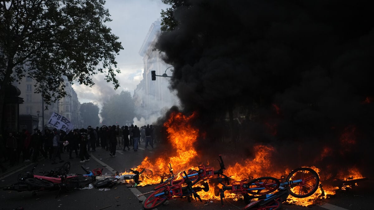 France Protests: 1,200 Arrested as Hundreds of Thousands Demonstrate