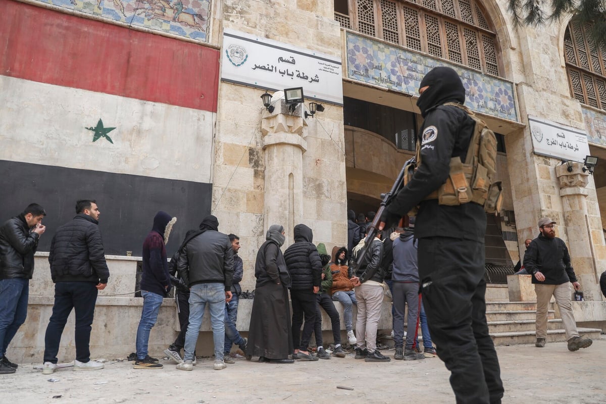 Syrian soldiers on the run are sent home