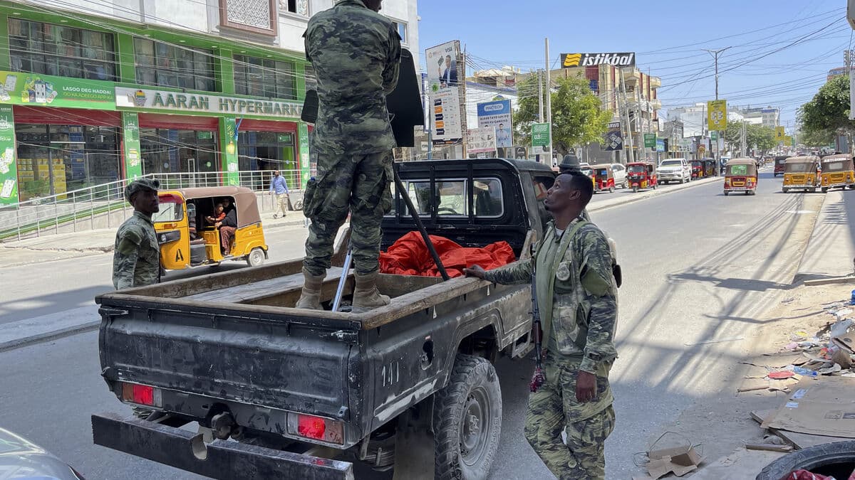 Gunfire and smoke over Mogadishu, US warns