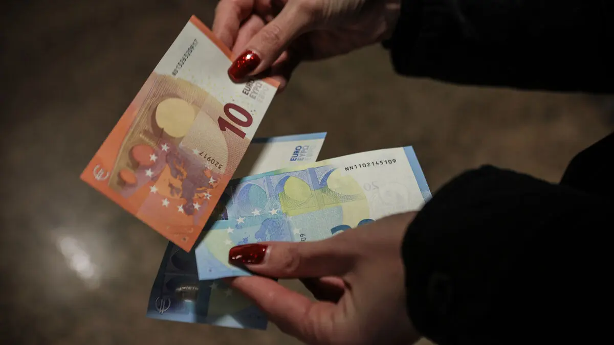 Eurozone inflation falls to 2 percent in December