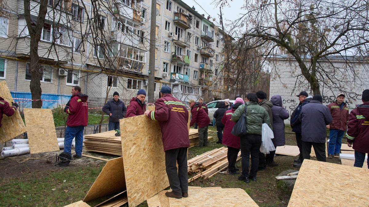 Ukrainians spend Christmas Eve with power outages after Russian attacks