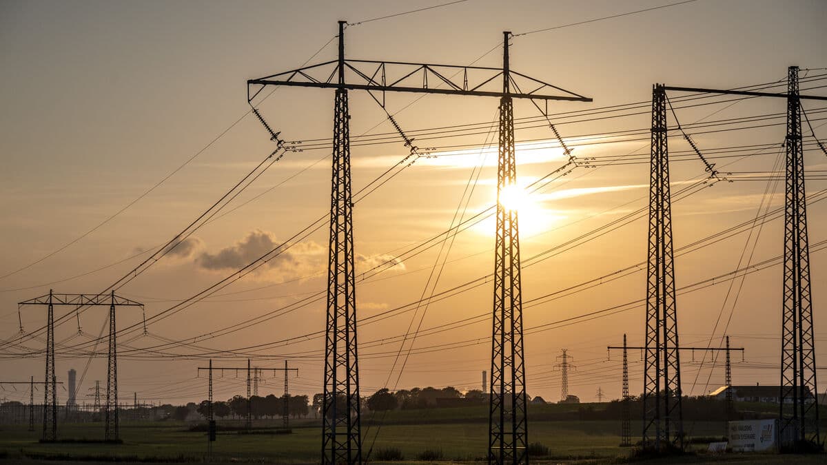 Electricity Prices Surge in Southern Sweden Nearing Six Kronor