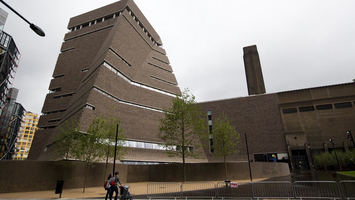 Museum staff strike for higher wages
