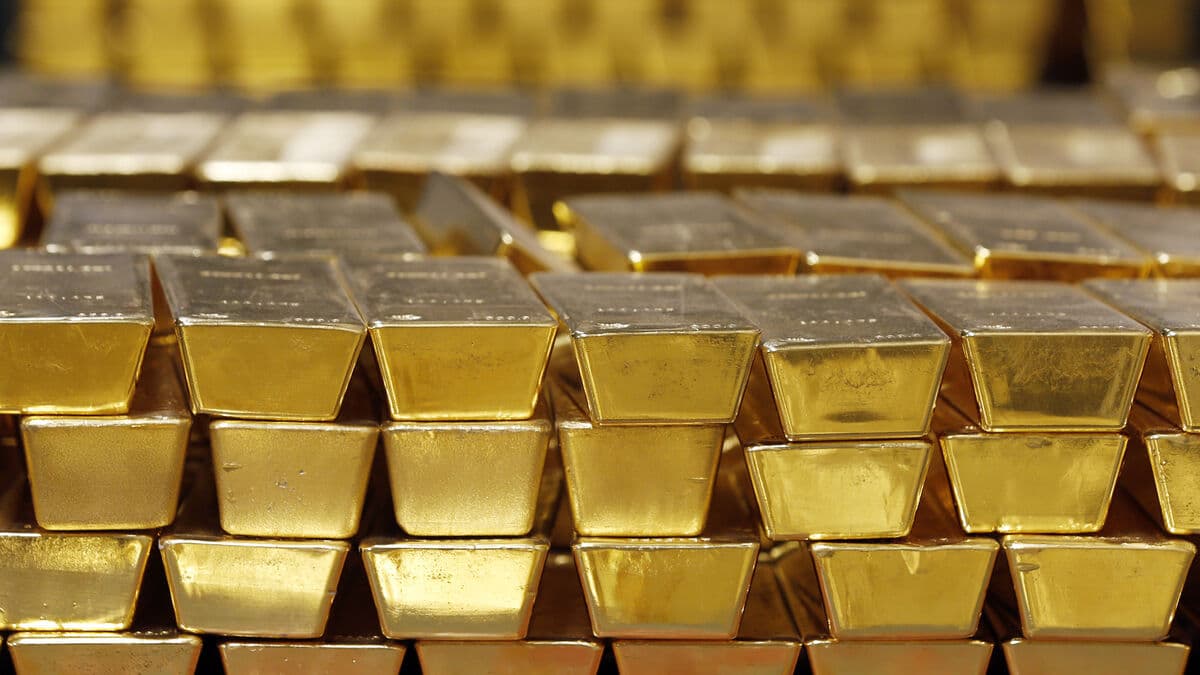 Market worries send gold prices higher as stocks fall worldwide