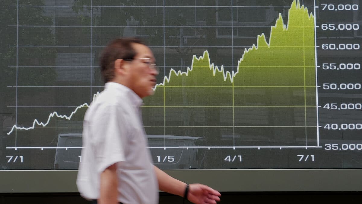 Asian stock markets mixed as oil prices edge higher on Monday
