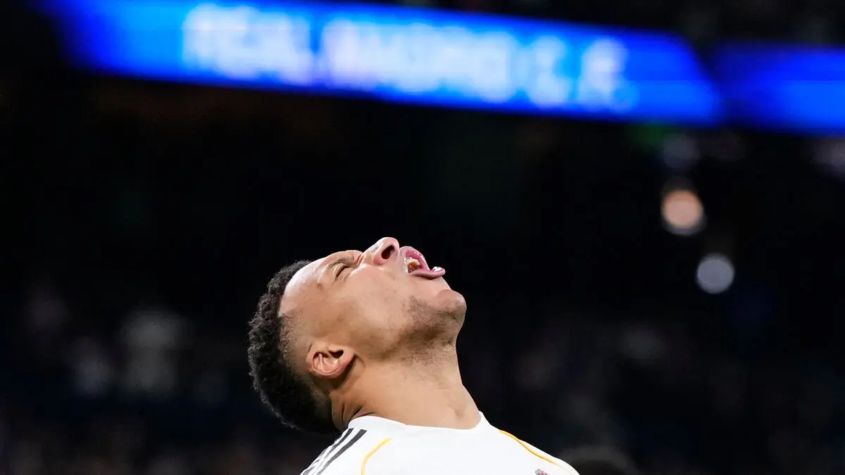 Kylian Mbappé to miss at least three weeks with knee injury