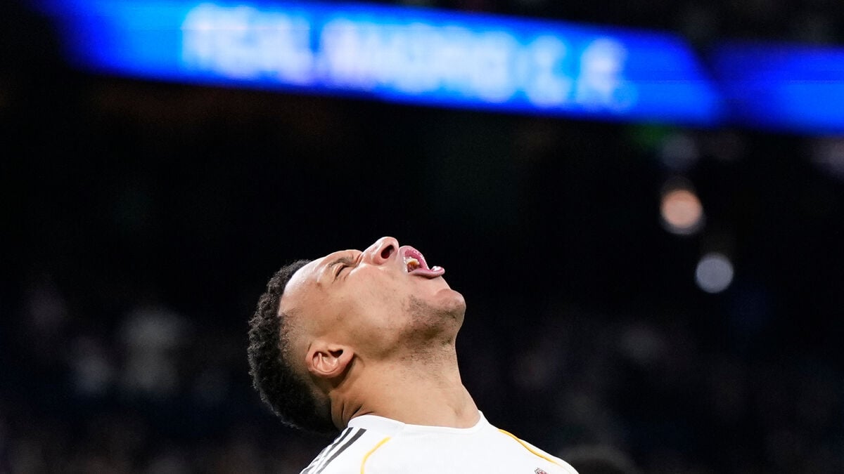 Kylian Mbappé to miss at least three weeks with knee injury