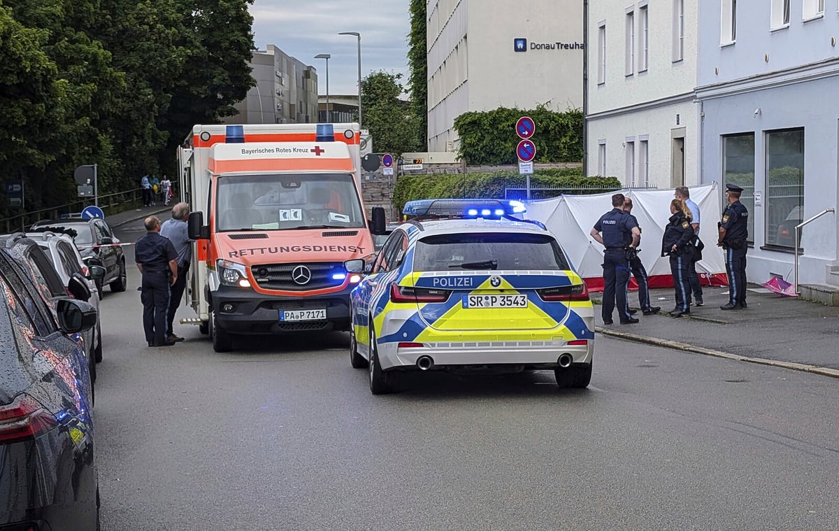 Car Hits Crowd in Passau: Several Injured, Driver Arrested