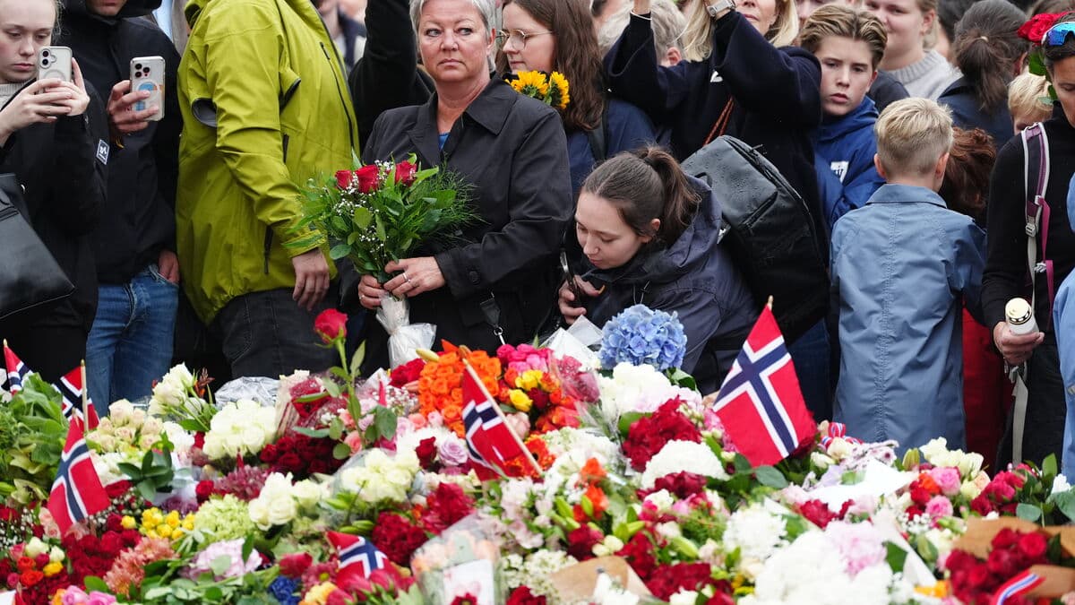 Mourners gather in Oslo for beloved King Harald after his death