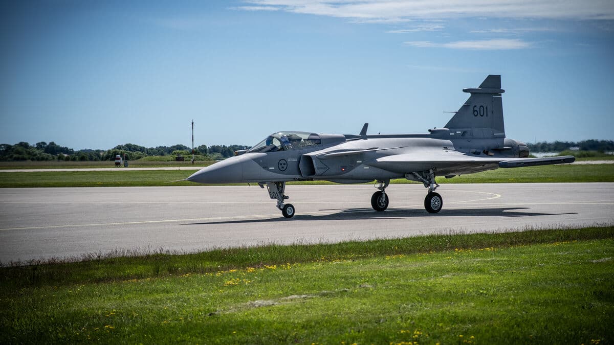 UK to invest SEK 3.3 billion in Gripen jets for Ukraine, Starmer says