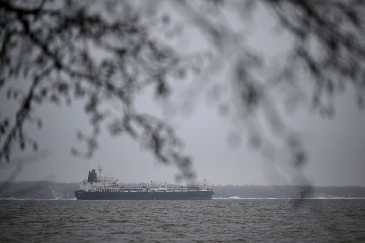 EU Lowers Russian Oil Price Cap and Targets Shadow Fleet in New Sanctions