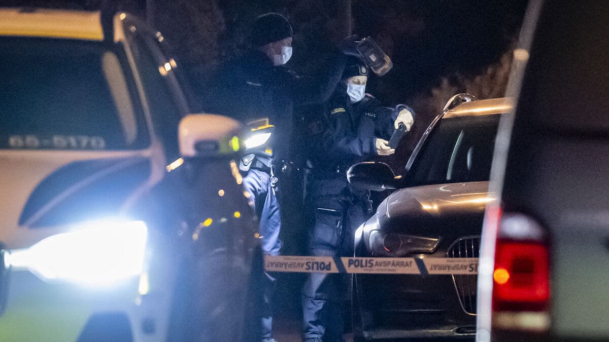 Man shot dead in car – no arrests yet