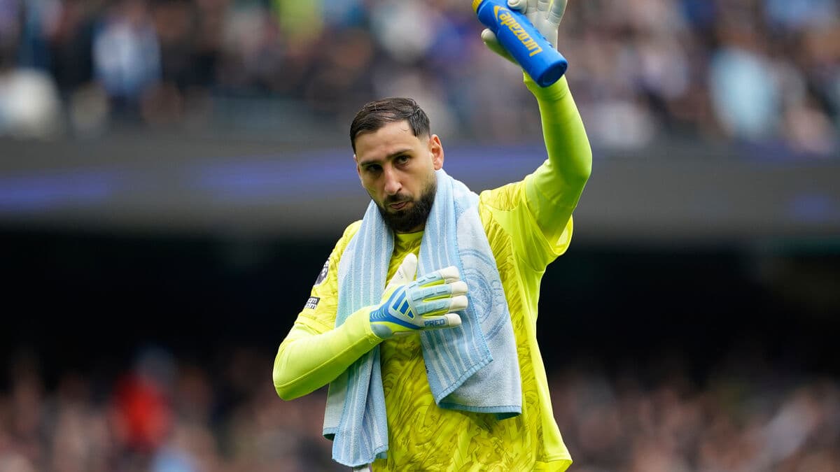 English Test: Teams forced to play with nine outfield players when goalkeeper is treated