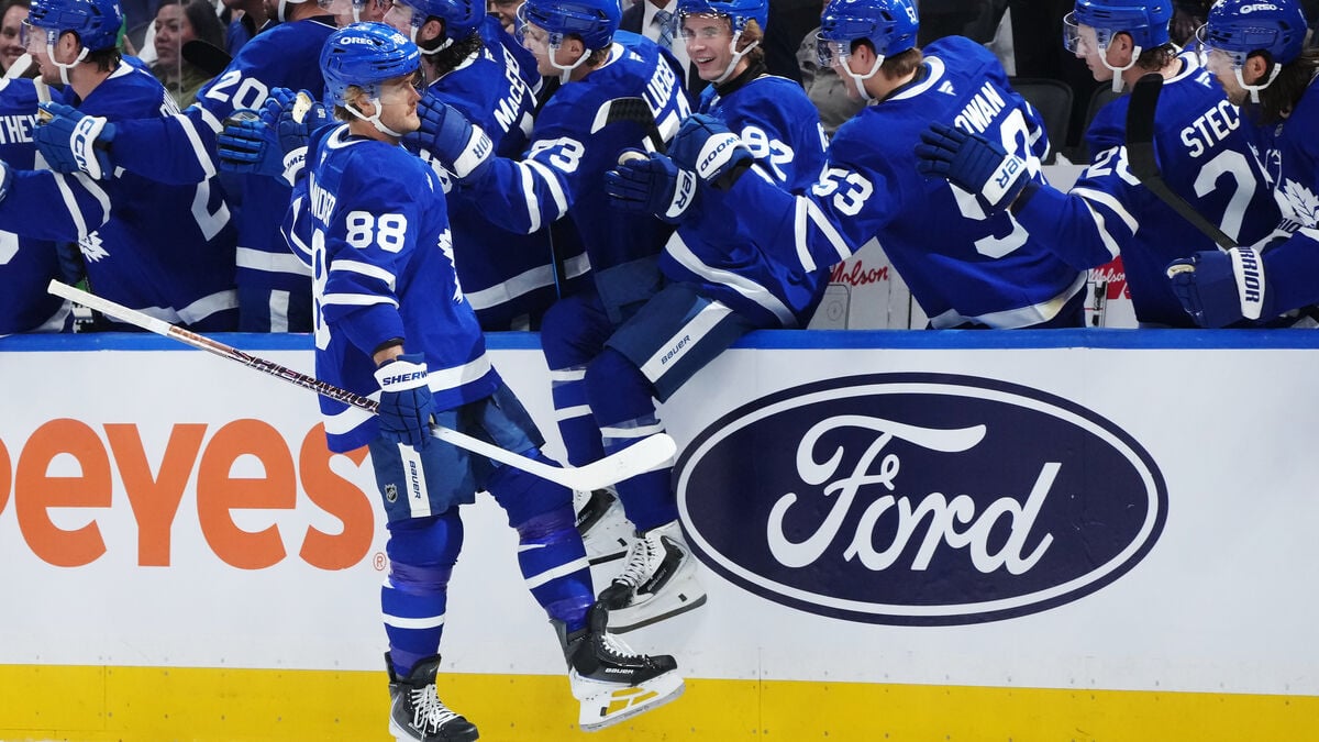 Nylander scores twice in season opener as Toronto falls to Montreal 3-2
