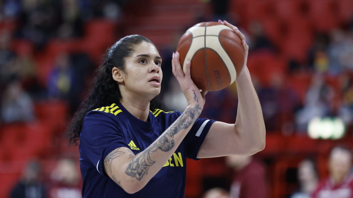 Södertälje star Amanda Zahui taken to hospital after writhing in pain, suspected serious injury