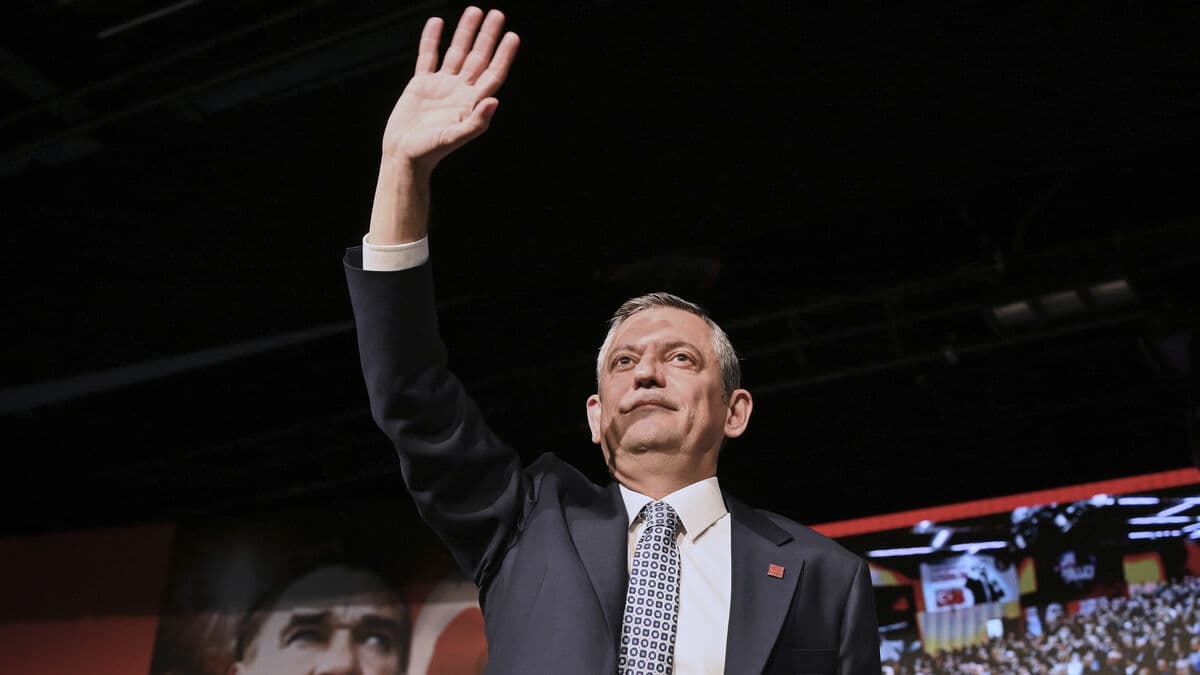 Turkish opposition leader Özgür Özel refuses to leave party headquarters