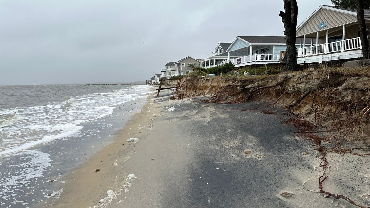 Powerful nor'easter hits northeastern US, threatens flooding and outages